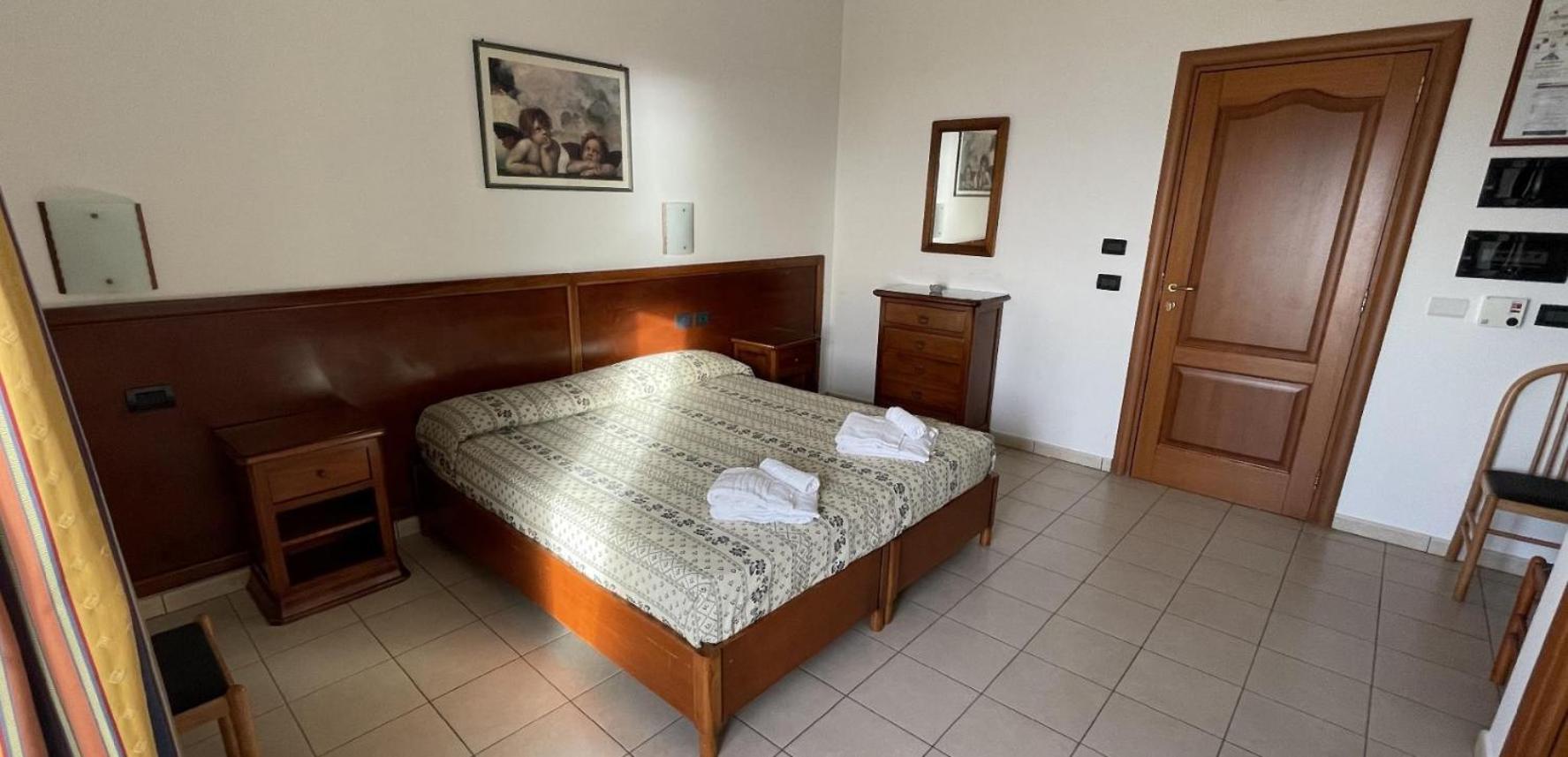 Hotel Dei Bizantini & Villaggio Campo Dei Messapi San Pietro in Bevagna Ngoại thất bức ảnh