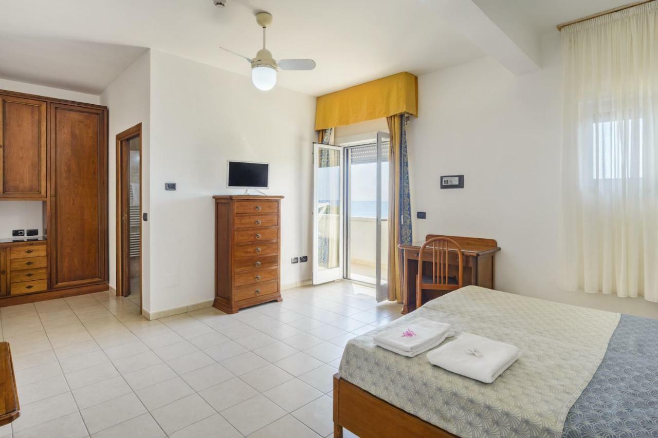 Hotel Dei Bizantini & Villaggio Campo Dei Messapi San Pietro in Bevagna Ngoại thất bức ảnh