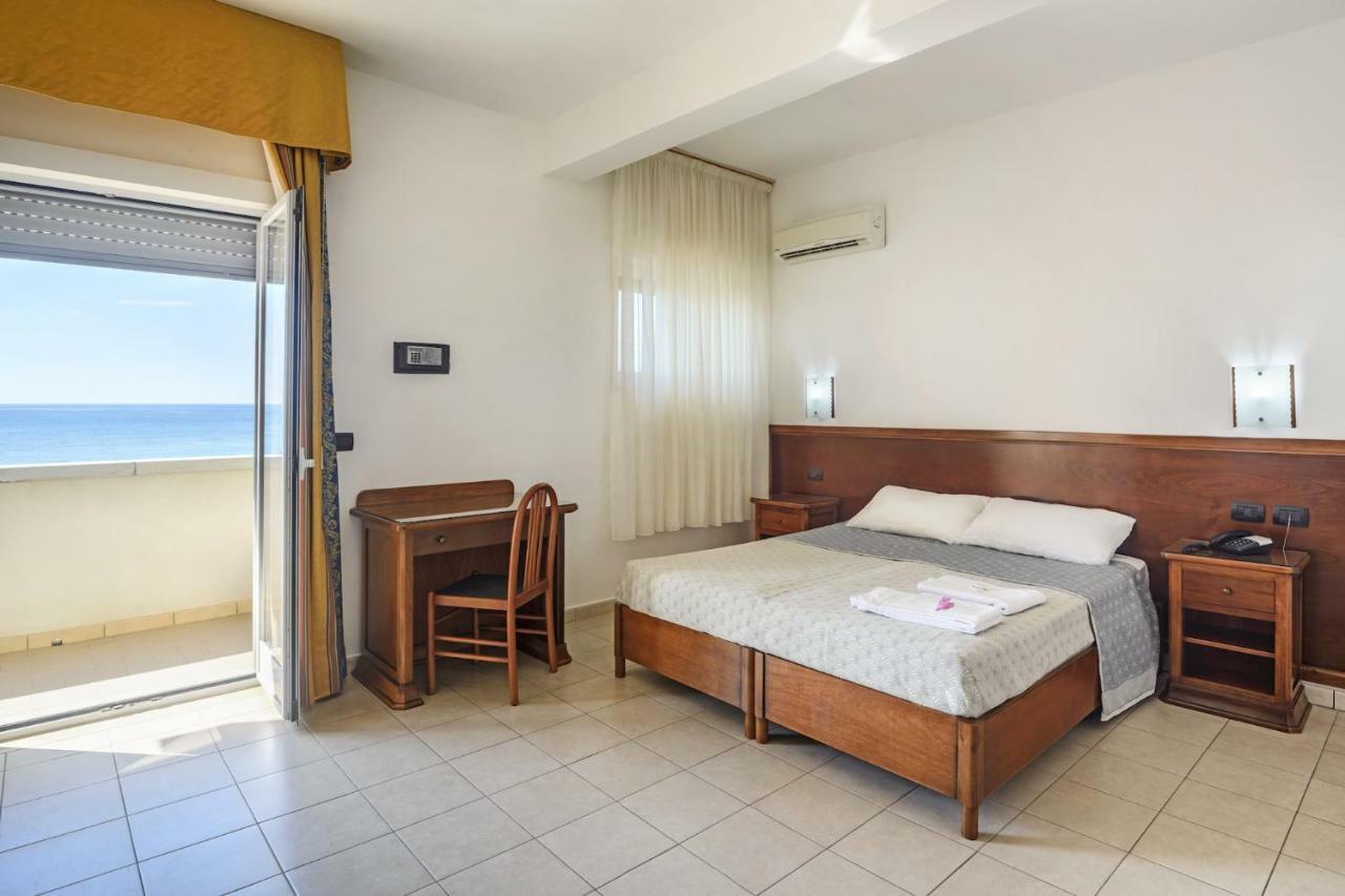 Hotel Dei Bizantini & Villaggio Campo Dei Messapi San Pietro in Bevagna Ngoại thất bức ảnh